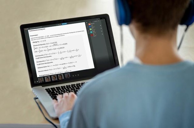 Online-Nachhilfe Schüler lernt am Computer